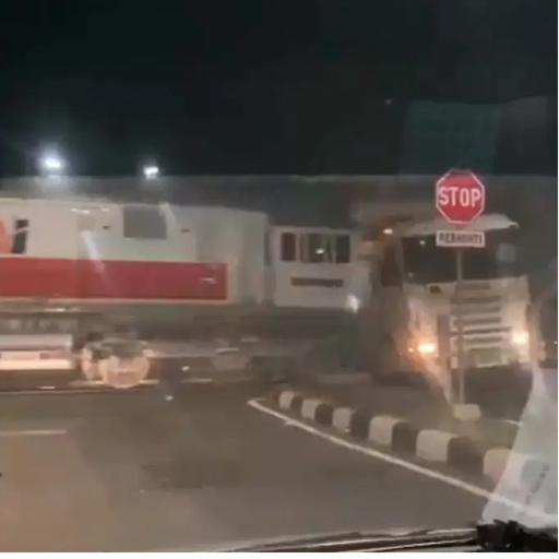 KA brantas tabrak truk di semarang