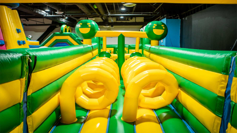 Outdoor Rainbow Water Park Playground screenshot