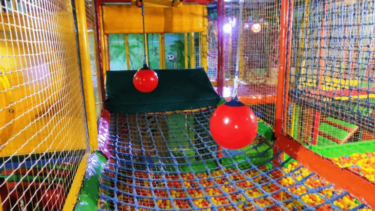 Indoor House Playground Rainbow Fun Waterpark Happ screenshot